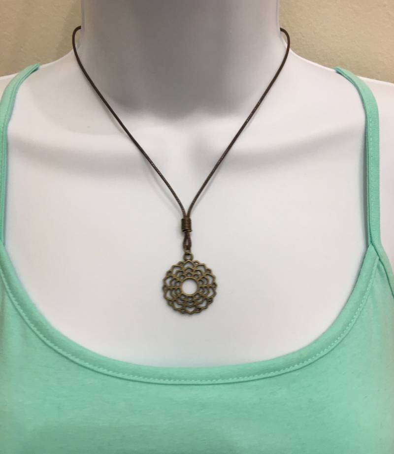 Kronen-Chakra Halskette Antike Bronze Sahasrara Anhänger, Verstellbare Schnur von NecklacesJC
