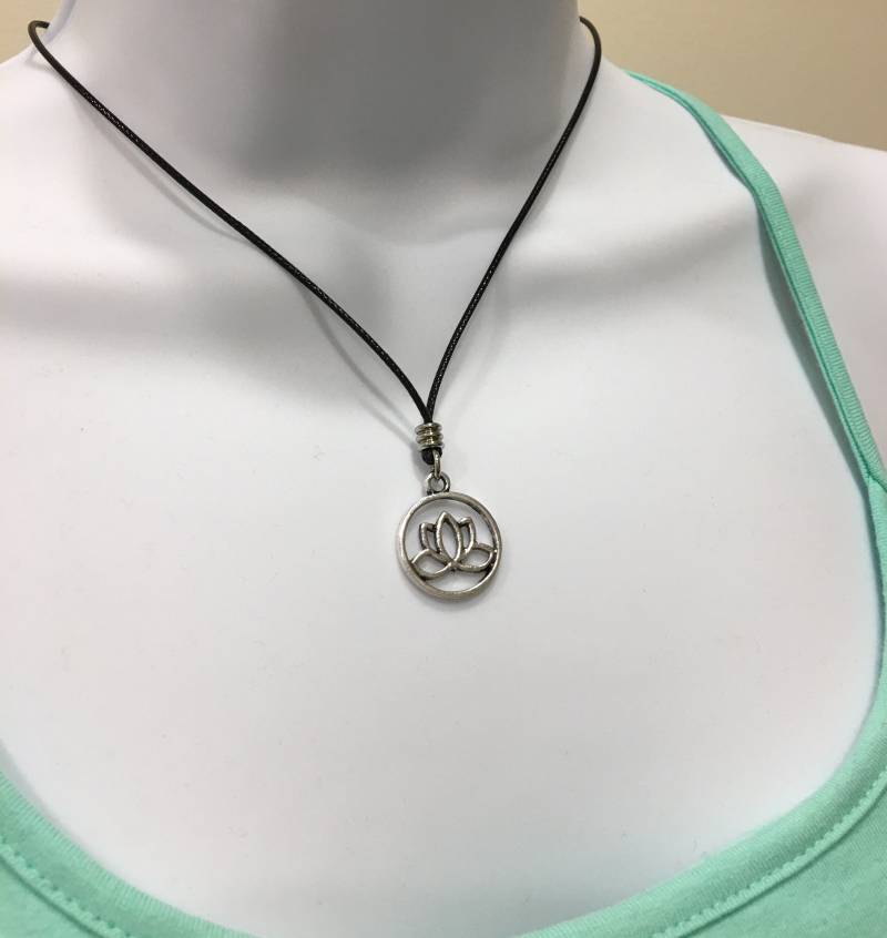 Lotus Flower Antik Silber Charm Halskette, 1, 5 Mm 17-18 Inch Verstellbar Gewachste Baumwolle Halskette Schnur von NecklacesJC