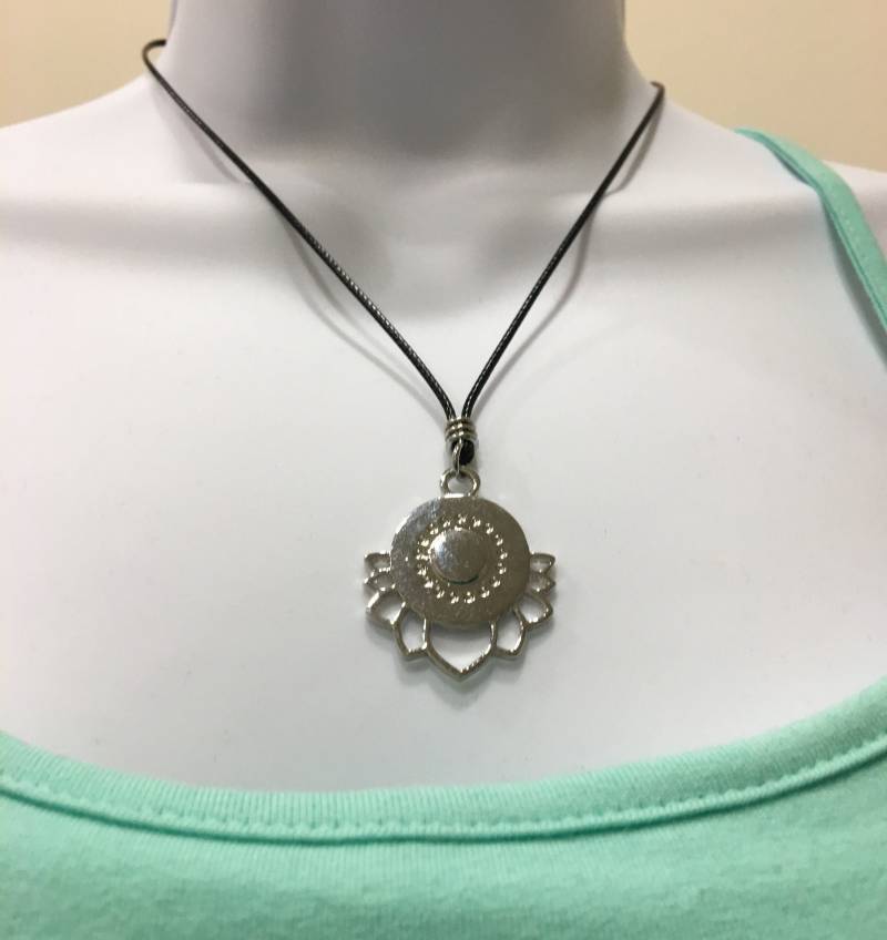 Lotus Flower Versilberte Kette Schwarze Wachskordel, Einstellbar von NecklacesJC