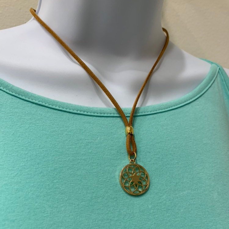 Mandala Meditation Kette Vergoldeter Oder Versilberter Anhänger, Wildlederimitat von NecklacesJC