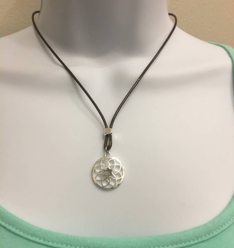 Mandala Meditation Kette Versilbert, 2mm 17-18 Zoll Verstellbar Braun Gewachstes Baumwoll-Kordel von NecklacesJC