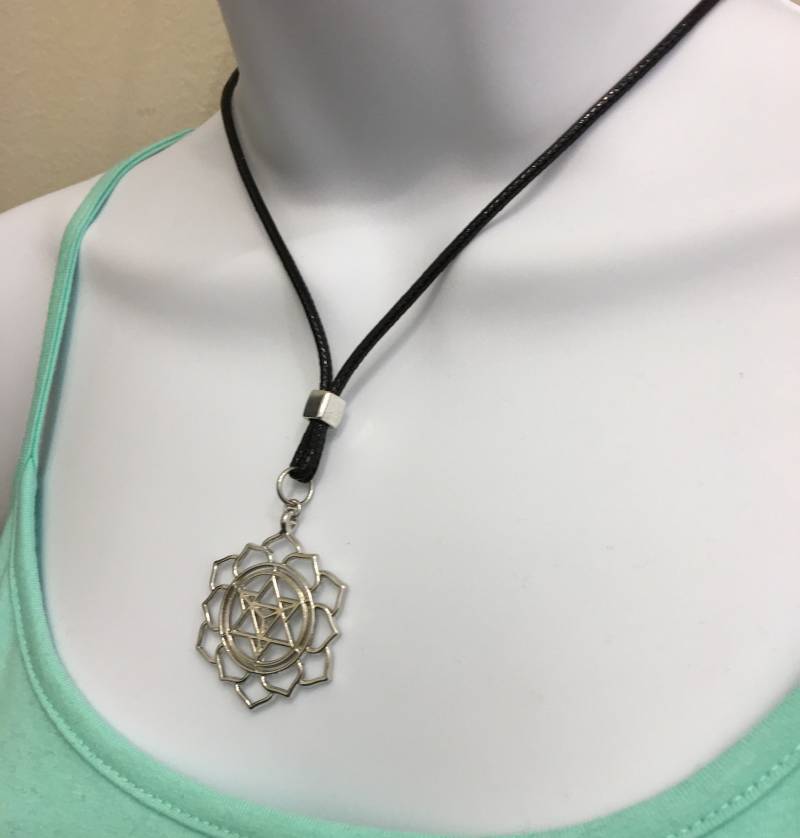 Merkaba Meditation Anhänger Halskette Silberfarben, Verstellbare Schwarze Schnur von NecklacesJC