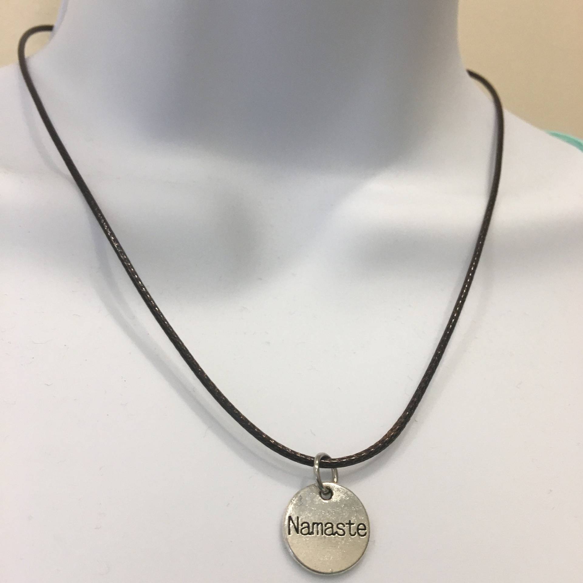 Namaste Anhänger Antikes Silber, Gewachste Schwarze Baumwollkordel von NecklacesJC