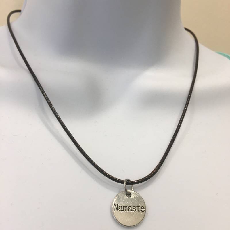 Namaste Anhänger Antikes Silber, Gewachste Schwarze Baumwollkordel von NecklacesJC