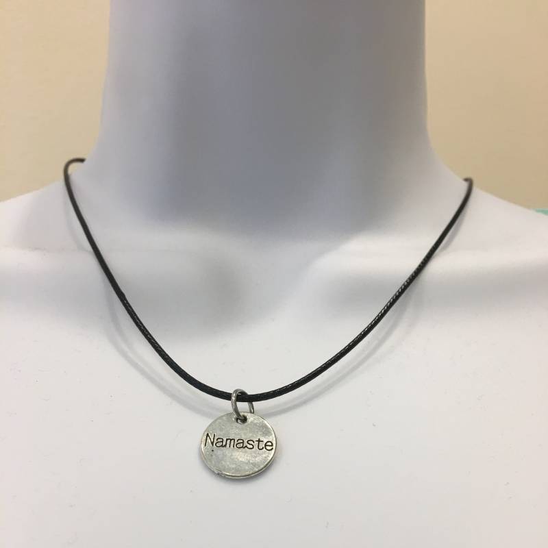 Namaste Anhänger Antikes Silber, Wachskordel, Schwarz von NecklacesJC