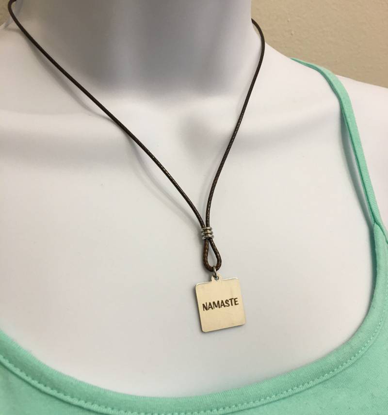 Namaste Edelstahl Charm Halskette - Braun Gewachste Baumwollkordel von NecklacesJC