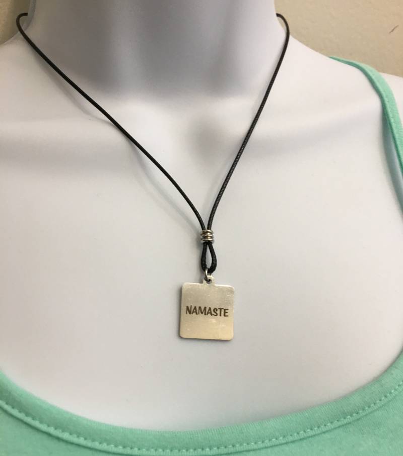 Namaste Edelstahl Charm Halskette - Schwarze Gewachste Baumwollkordel von NecklacesJC