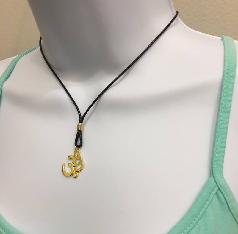 Om-Symbol Vergoldete Charm-Halskette, 1, 5 Mm 17-18 Zoll Einstellbare Gewachste Baumwollhalskettenschnur von NecklacesJC