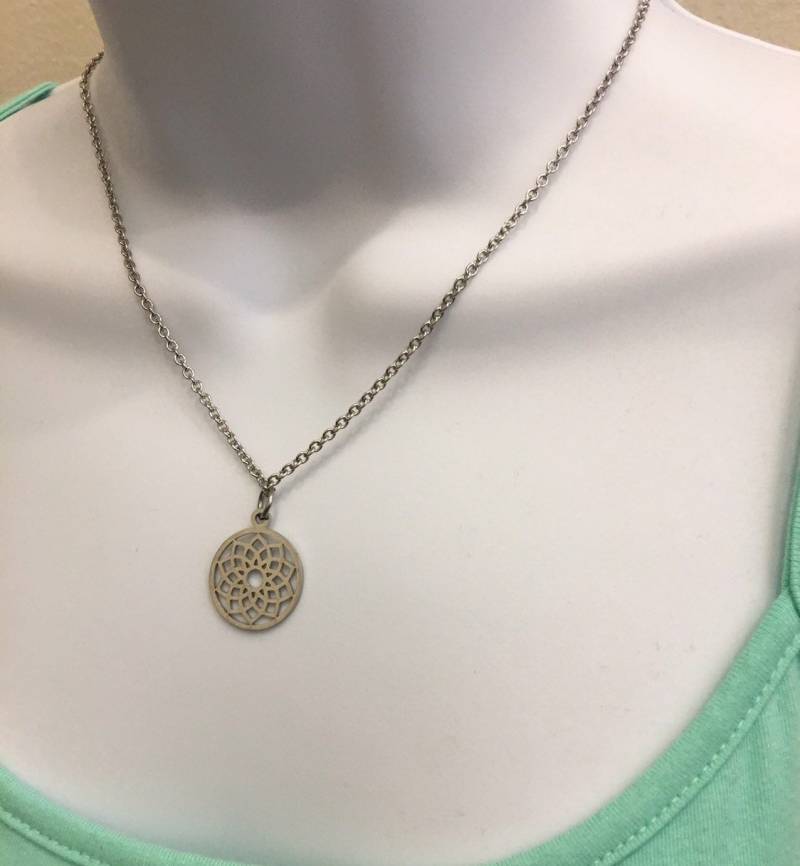 Sahasrara Chakra Halskette Edelstahl-Kronen-Anhänger An 45 cm Kette von NecklacesJC