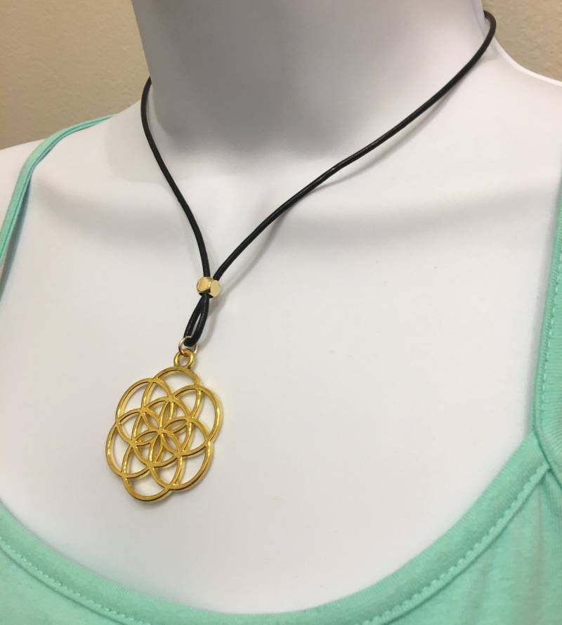 Same Des Lebens Halskette Vergoldeter Anhänger, Schwarze Lederschnur von NecklacesJC