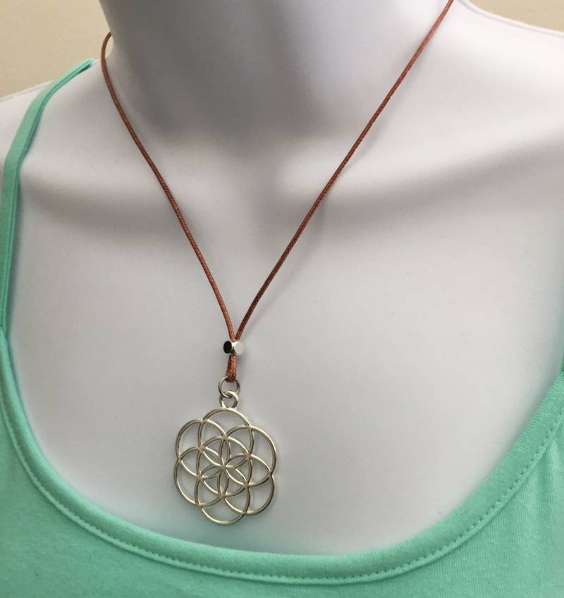 Same Des Lebens Halskette Versilberter Anhänger An Gewachster Brauner Baumwollkordel von NecklacesJC