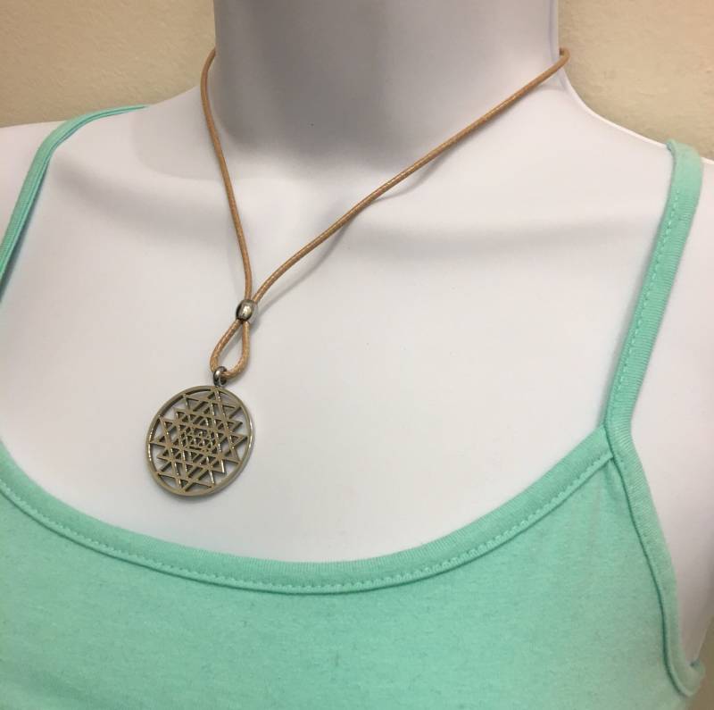 Sri Yantra Edelstahl Anhänger Halskette, 2mm 17-18 Zoll Verstellbar Beige Gewachste Baumwollschnur von NecklacesJC