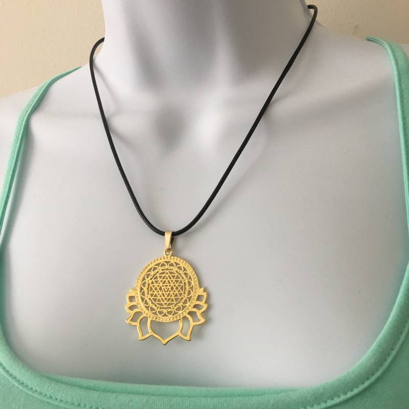 Sri Yantra Halskette Vergoldeter Kupferanhänger, Schwarze Kordel von NecklacesJC