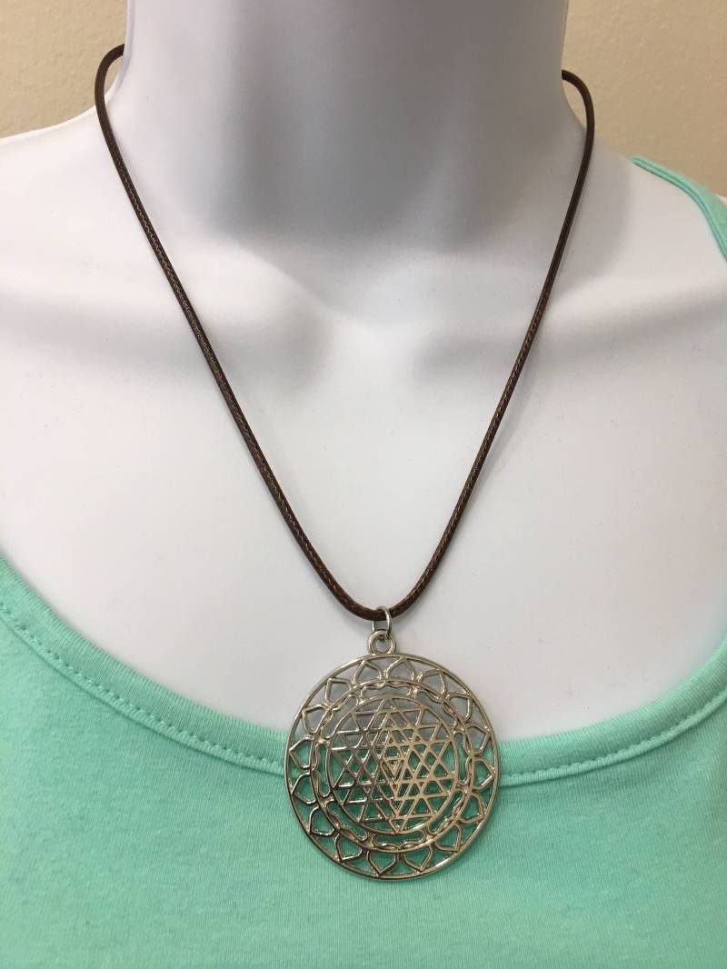 Sri Yantra Halskette Versilberter Anhänger An Verstellbarer, Gewachster Baumwollkordel von NecklacesJC