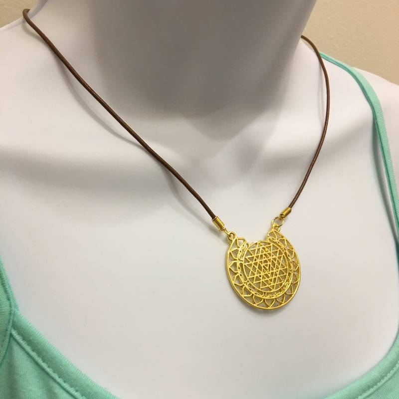 Sri Yantra Verbinder Halskette Vergoldet, 1.5mm 16-18Inch Verstellbar Echtleder Kordel von NecklacesJC