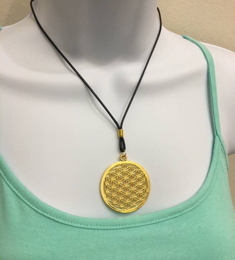 Vergoldete Blume Des Lebens Anhänger Halskette Verstellbare Schwarze Schnur von NecklacesJC