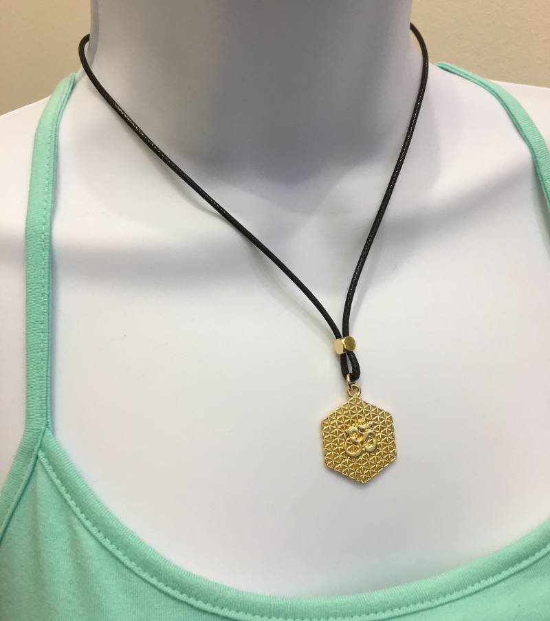 Vergoldete Blume Des Lebens Kette Yoga Om Anhänger, Schwarze Wachskordel von NecklacesJC