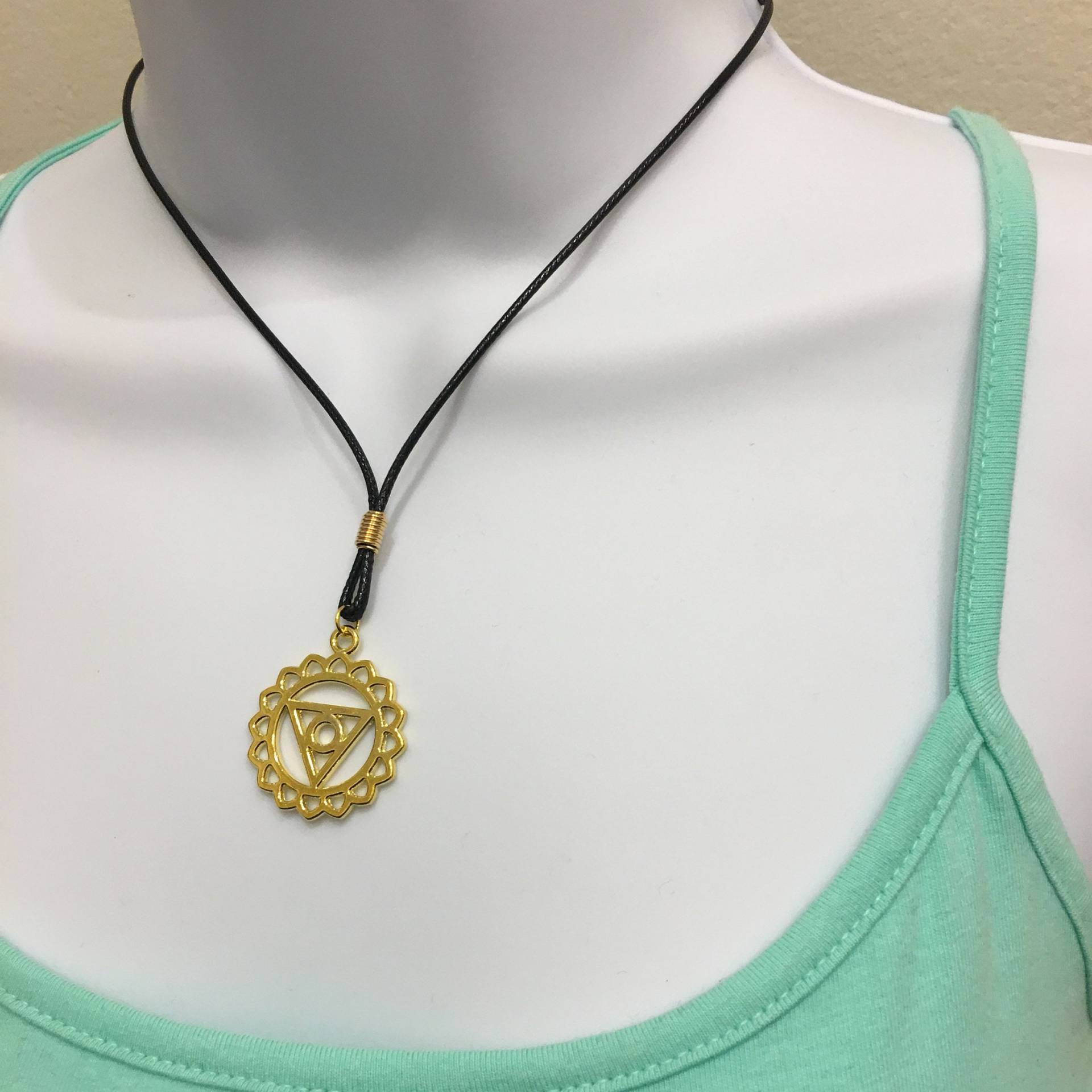 Vergoldete Halschakra-Halskette Yoga-Achtsamkeitsanhänger von NecklacesJC