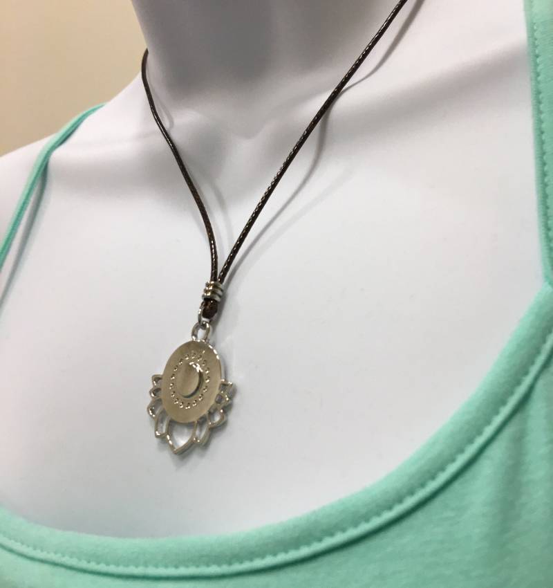 Versilberte Lotusblumen Kette Braune Gewachste Baumwollkordel von NecklacesJC