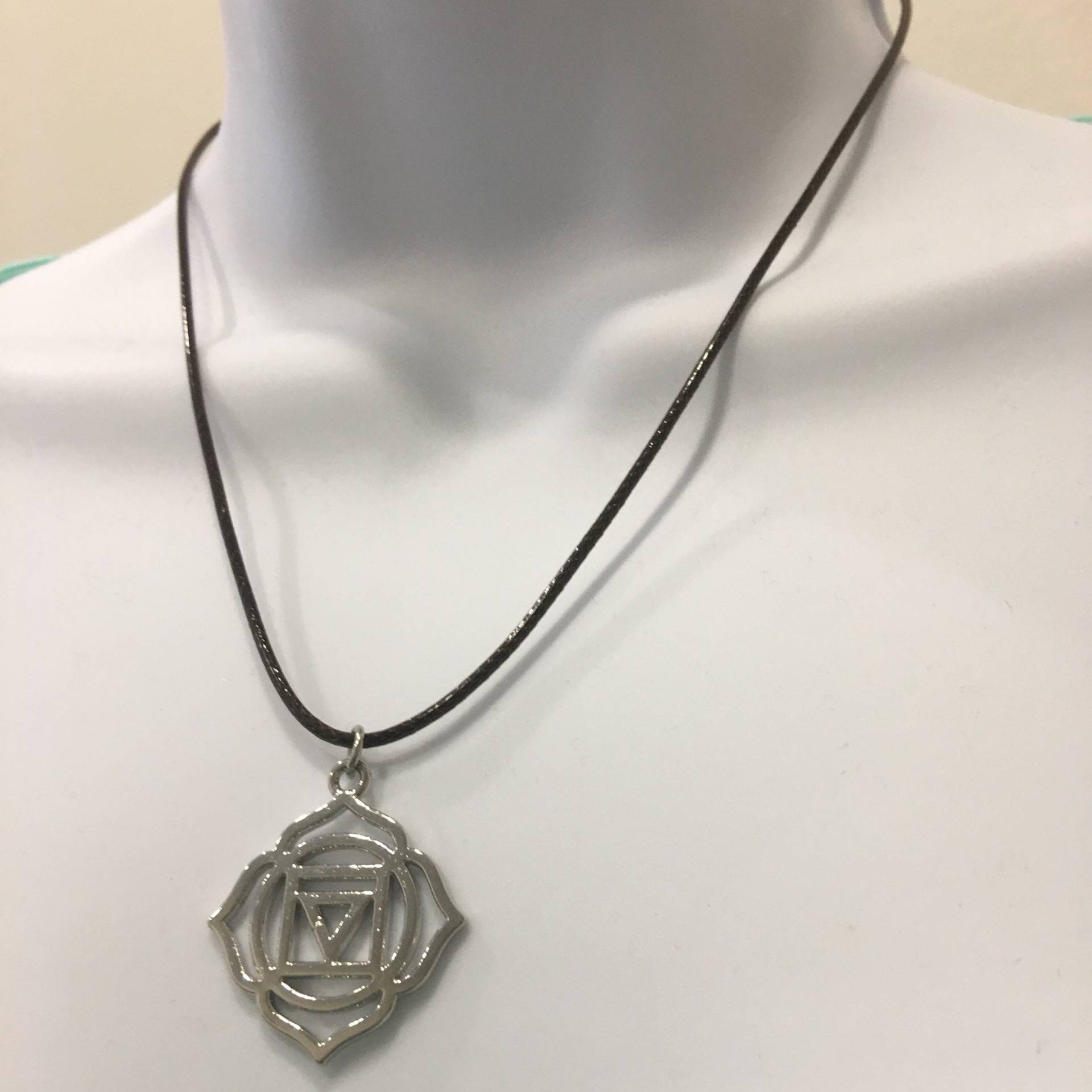 Versilberte Wurzelchakra Halskette Braune Verstellbare Kordel von NecklacesJC