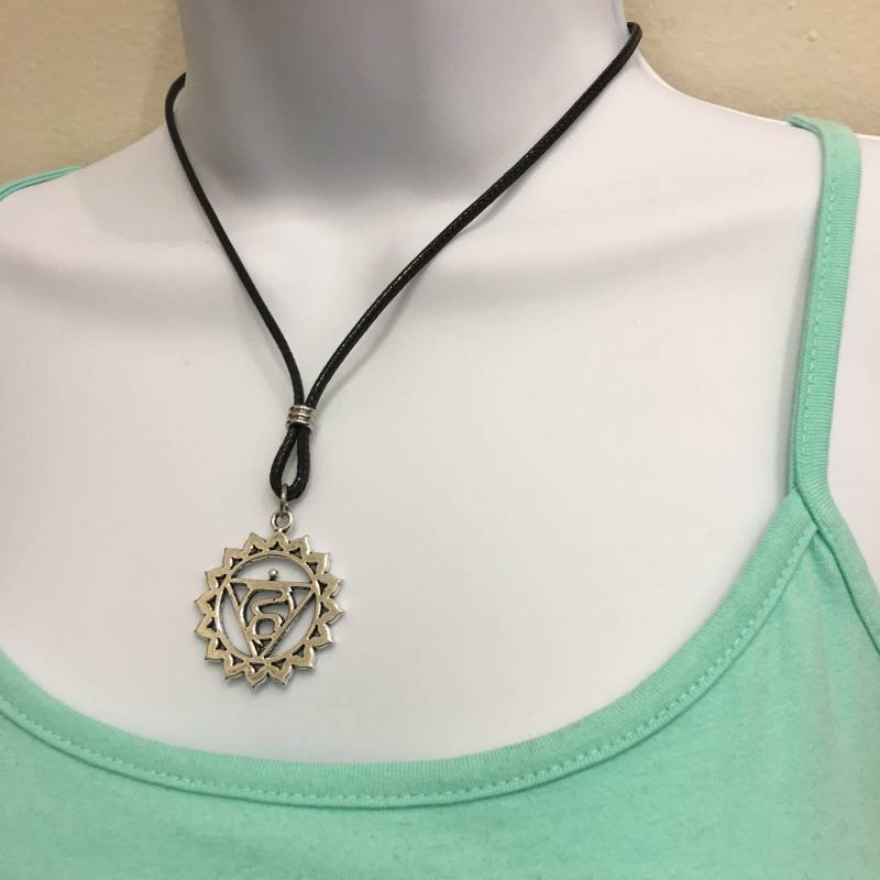 Vishuddha Chakra #5, Throat Chakra Charm Halskette 2mm Wachs Schnur 16-18 Zoll Verstellbar von NecklacesJC