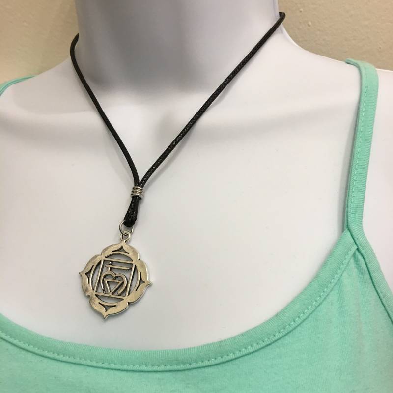 Wurzelchakra Halskette Muladhara Anhänger, Schwarzes Wachskordel von NecklacesJC