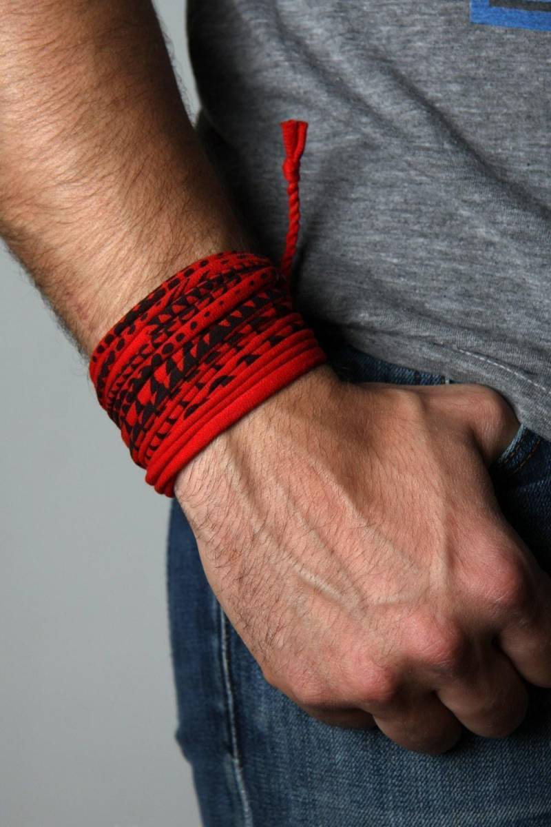 Burning Man Armband Rot & Schwarz Baumwolle Jersey Wrap, Personalisierte Armspange von Necklush