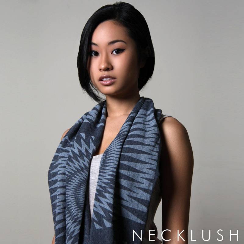 Grobstrick Grau-Weiss Schal Weicher Baumwoll-Jersey, Handgefertigt in Den Usa von Necklush