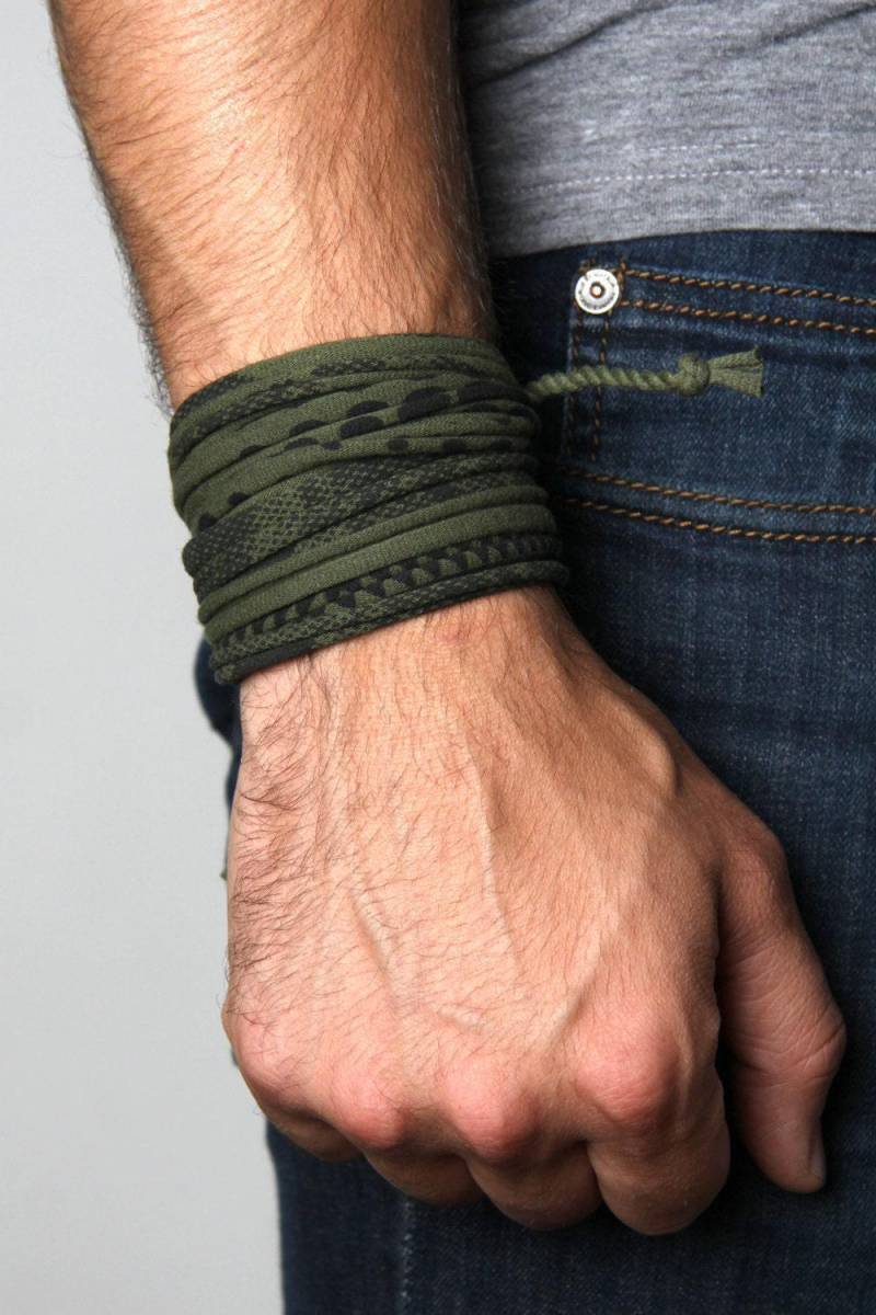 Handbedrucktes Baumwoll-Wickelarmband Boho Tie-On Mit Messing-Finish von Necklush