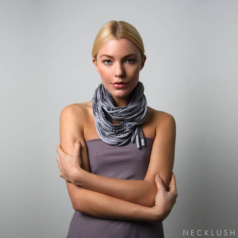 Handgemachte Grau & Schwarz Cowl Schal Weicher Baumwolle Unisex Halstuch von Necklush