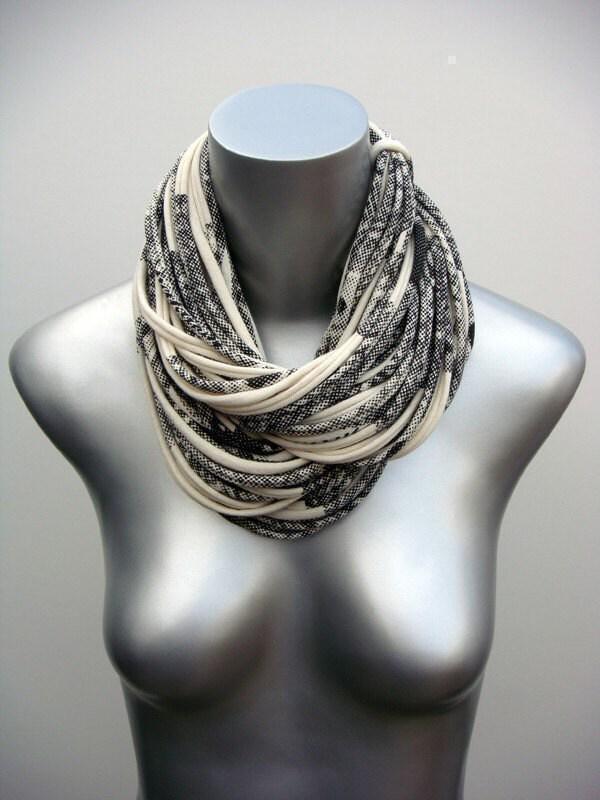 Handgemachte Halskette Aus Baumwoll-Jersey in Cremeweiß Und Schwarz von Necklush