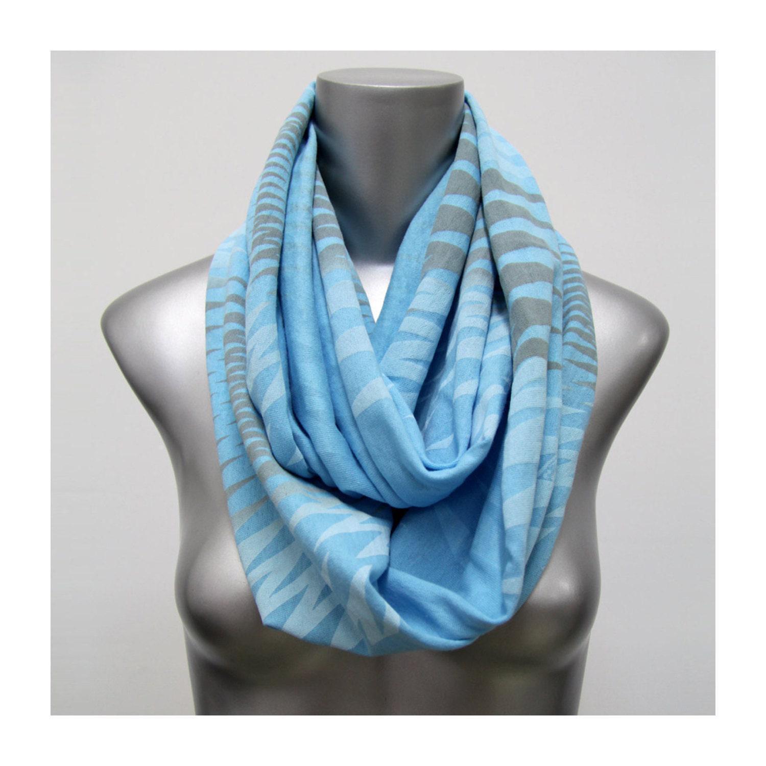 Hellblauer Gemusterter Schal Übergroßer Loop-Schal Aus Baumwoll-Jersey von Necklush