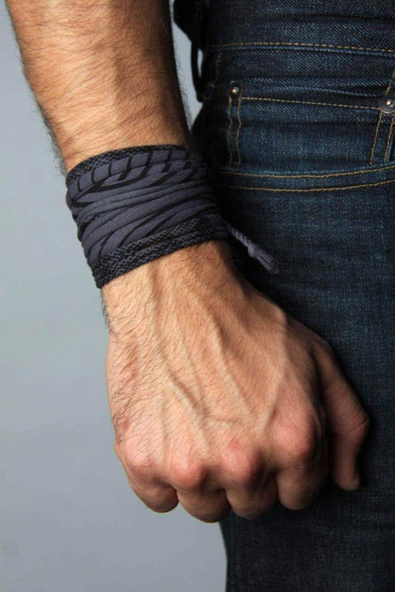 Brennende Männer Baumwoll-Armband, Handbedruckte Verpackung | Antiker Messingakzent von Necklush
