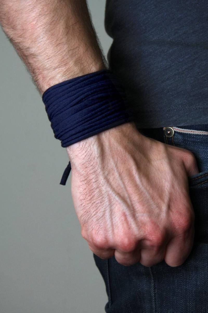 Personalisiertes Burning Men Armband Handbedrucktes Baumwollgarn, Antik Messing von Necklush