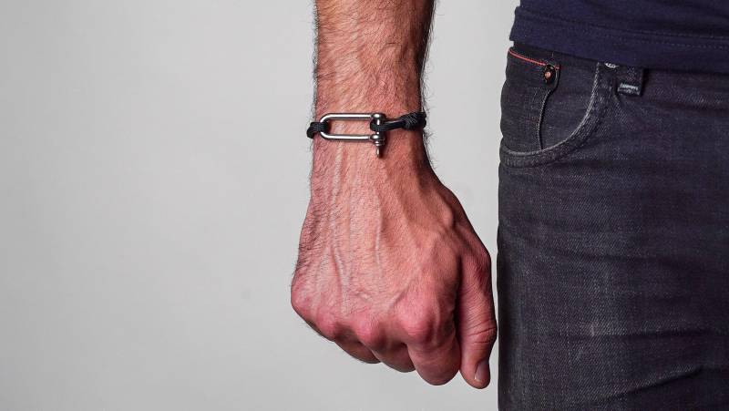 Personalisiertes Schwarzes Paracord Armband Verstellbarer Unisex-Seilschmuck von Necklush