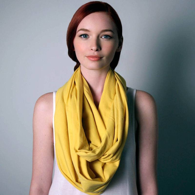Übergroßer Gelber Infinity Schal Weicher Baumwoll-Jersey Chunky Wrap von Necklush