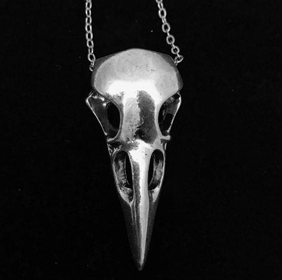 Kleine Rabenschädel Halskette// Versilberte Massive Vogelschädel Anhänger//Kleine 56 cm Kette//Totenkopf Halskette//Vogelschädel Halskette Kleine Rabenschädel Halskette// Versilberte Massive Vogelschädel Anhänger//Kleine 56 cm Kette//Totenkopf Halskette//Vogelschädel Halskette von NecromanceHollywood
