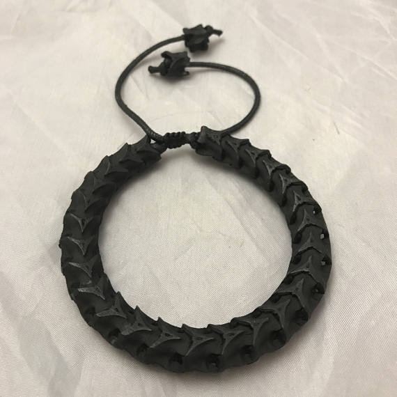 Schwarz Gefärbtes Schlangenknochen Armband//Knochenarmband//Herrenarmband Verstellbar Von 22cm Bis 40cm von NecromanceHollywood