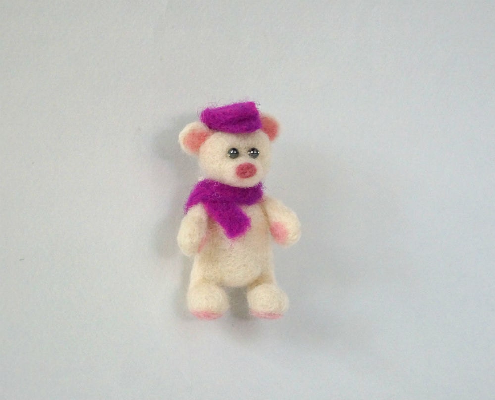 Brosche Bär Miniaturbär Tierbrosche Teddy Pin Gefilzte Bärenbrosche Mädchen Accessoires Handgemachte Tier-Schmucksachen von NedaArt