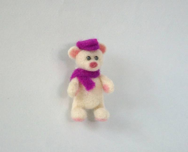Brosche Bär Miniaturbär Tierbrosche Teddy Pin Gefilzte Bärenbrosche Mädchen Accessoires Handgemachte Tier-Schmucksachen von NedaArt