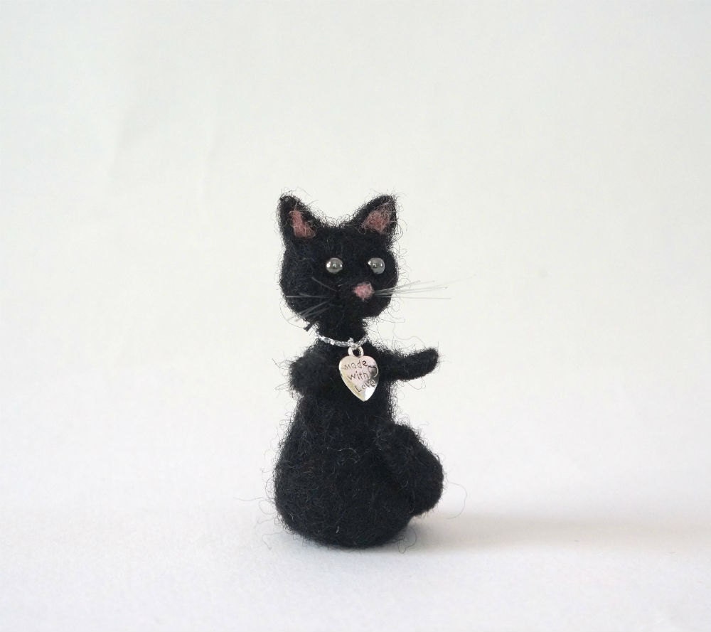 Schwarze Katze Brosche Gefilzte Kätzchen Anstecker Miniatur Halloween Tier Wolle Schmuck Geschenk Katzenliebhaber Sie von NedaArt