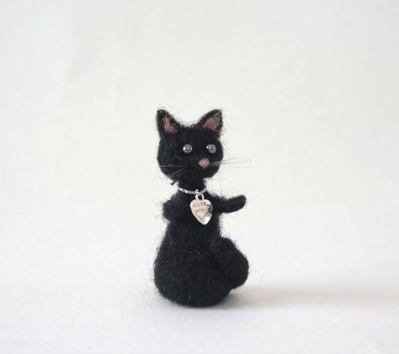 Schwarze Katze Brosche Gefilzte Kätzchen Anstecker Miniatur Halloween Tier Wolle Schmuck Geschenk Katzenliebhaber Sie von NedaArt