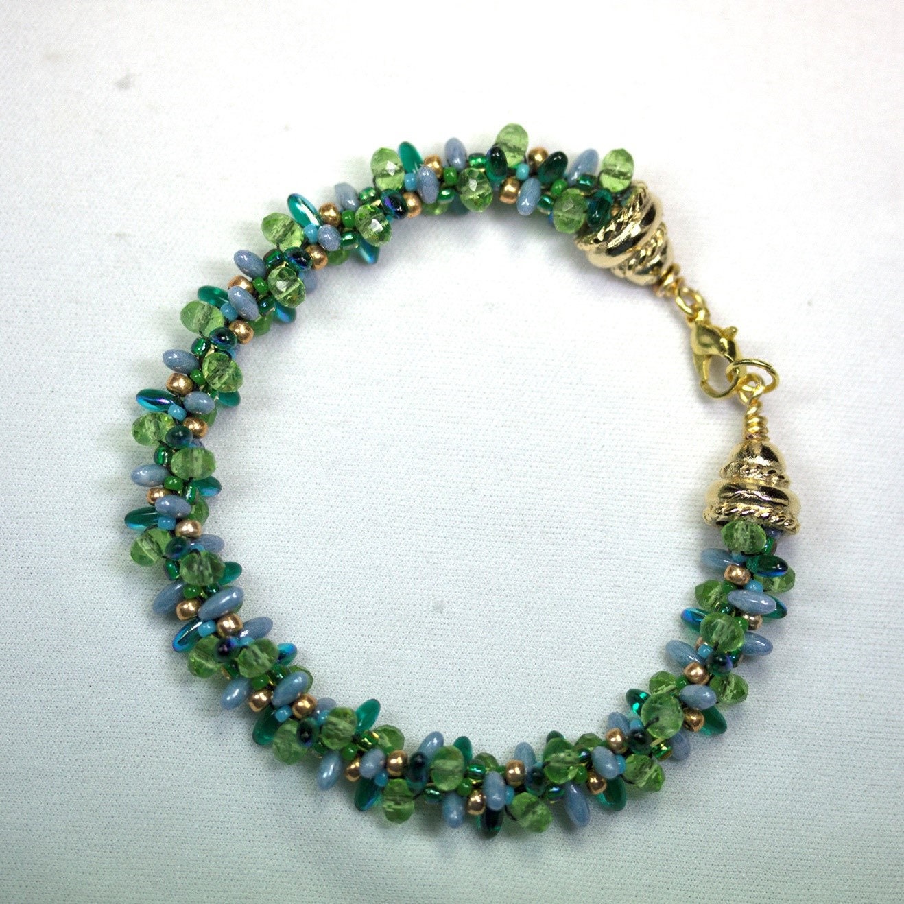 Designer Kumihimo Armband Mit Gold Platzierten Clasp von NeedForBeads