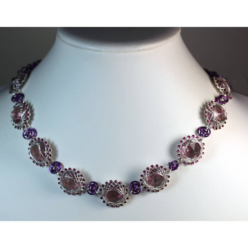 Kettenrad Halskette - Kette "Nashörner Schnupfen Drano" Maille-Kristall, Lt. Amethyst Und Rosa-Draht Umwickelt Mit | . 999 Feine Silberdraht von NeedForBeads