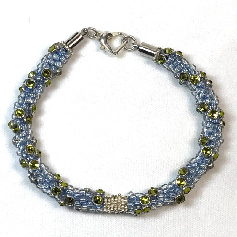 Kumihimo Armband-Blue Ab Miyuki Und Peridot Crystalettes von NeedForBeads