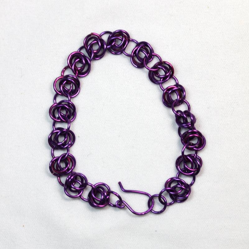 Lila Chain Maille Armband von NeedForBeads