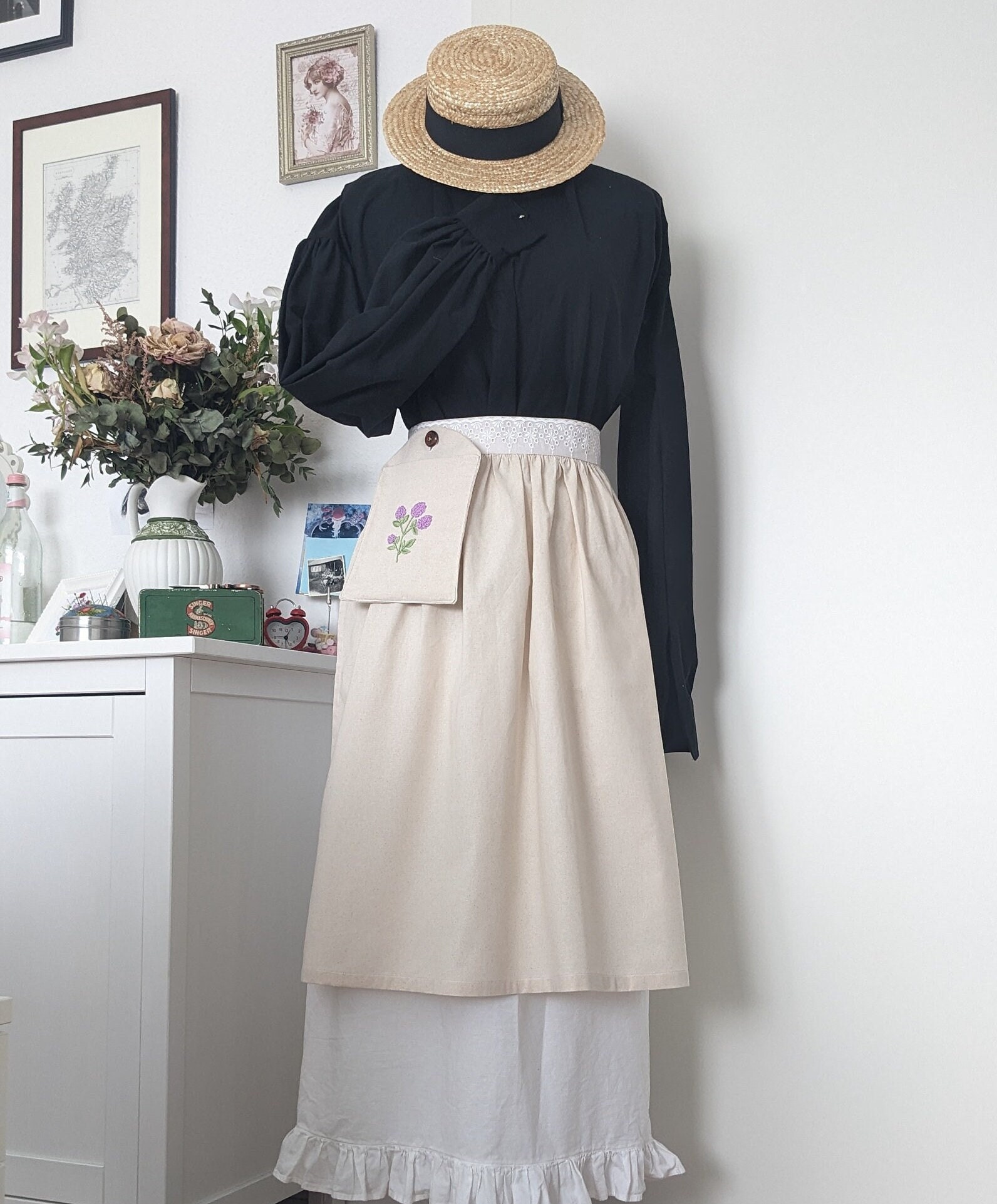 Schürze Mit Bestickter Abnehmbarer Tasche, Vintagestil, Cottagecore, Handgefertigt Schürze Mit Bestickter Abnehmbarer Tasche, Vintagestil, Cottagecore, Handgefertigt von NeedleAndYarnBerlin