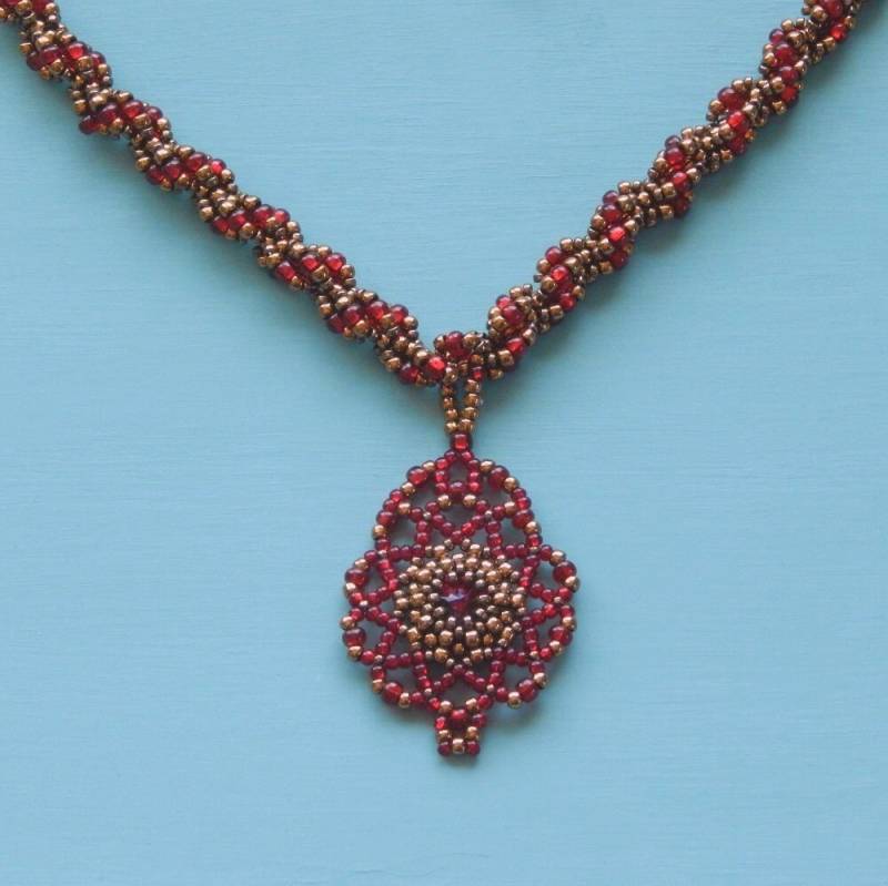 Mandala-Collier Mandala-Collier von NeedleBeadandFeather