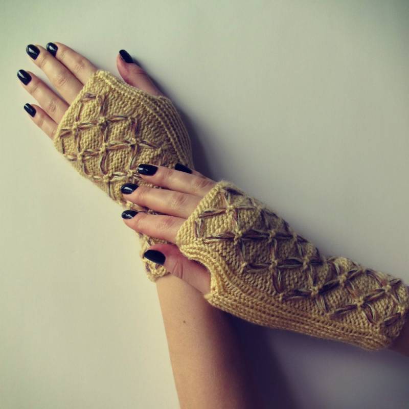 Handwärmer - Pulswärmer Gestrickte Fingerlose Handschuhe von NeedleMeetsPaw