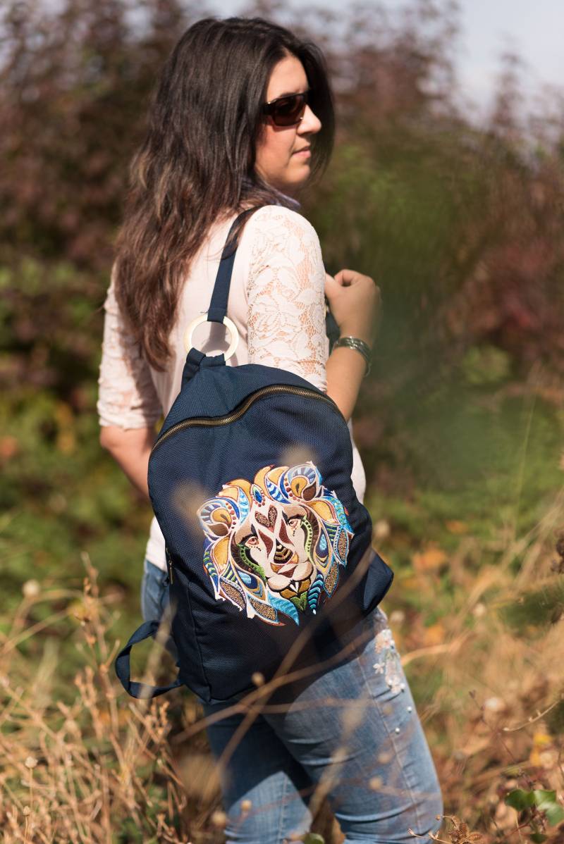 Bestickter Rucksack, Löwentasche, Tornister, Blaue Tasche, Individueller Rucksack von NeedleWitches